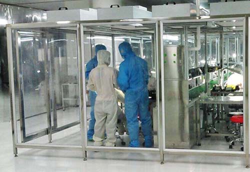 百級潔凈棚工作原理:風機從FFU頂部將空氣吸入,經初效過濾器,高效過濾器過濾,過濾后的潔凈空氣在整個出風面以0.45m/s±20%的風速勻速送出到潔凈棚內。