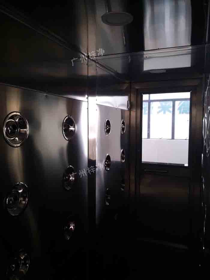 門禁刷卡風淋室內(nèi)結(jié)構(gòu)整個產(chǎn)品外形板材采用304不銹鋼板材沖壓成型，防銹、堅固耐用