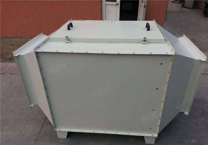 空氣過(guò)濾箱內(nèi)部結(jié)構(gòu)裝的初效空氣過(guò)濾器，高效空氣過(guò)濾器，風(fēng)機(jī)組合而成。