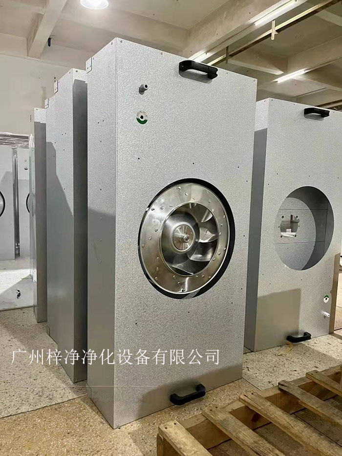 直流FFU適用于半導體、電子、平板顯示器和磁盤驅動器的廠家及光學、生物工業及其它對空氣中污染有嚴格控制要求的地方。