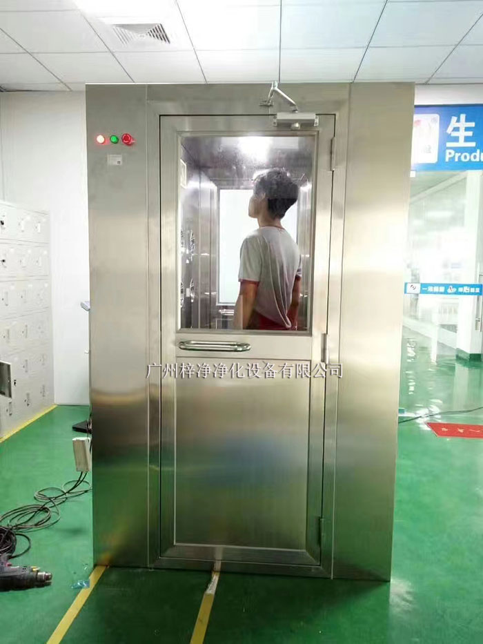 站在風淋室規定的站位 站在風淋室規定的站位