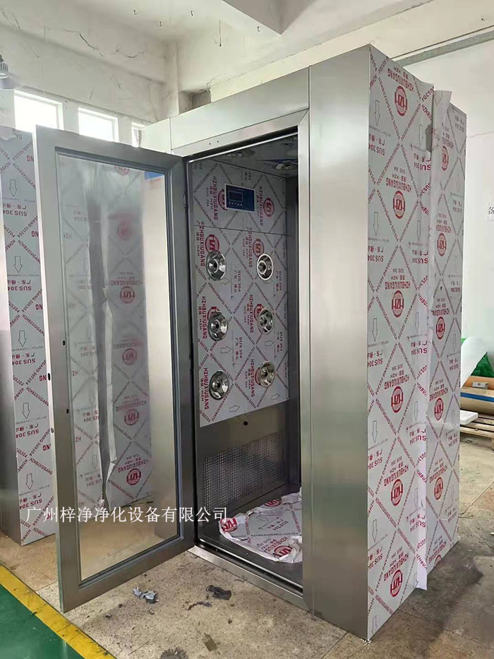 風(fēng)淋室的主要功能是通過(guò)高速氣流將塵埃和污物吹離工作人員的衣物和身體,從而確保進(jìn)入潔凈室的環(huán)境符合規(guī)定的潔凈度標(biāo)準(zhǔn)。 風(fēng)淋室的主要功能是通過(guò)高速氣流將塵埃和污物吹離工作人員的衣物和身體,從而確保進(jìn)入潔凈室的環(huán)境符合規(guī)定的潔凈度標(biāo)準(zhǔn)。