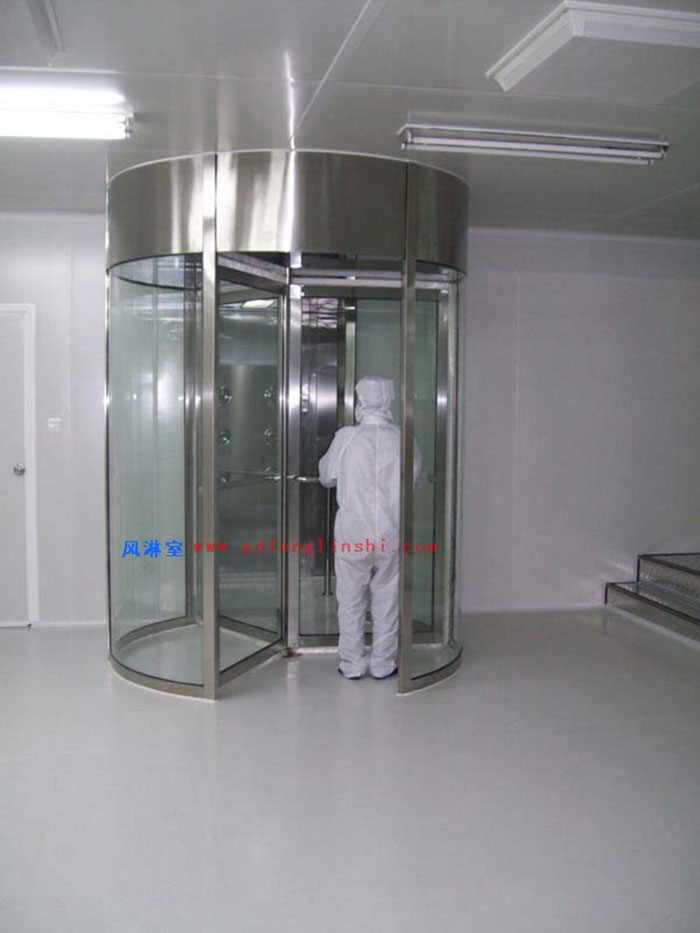 旋轉(zhuǎn)門風淋室作為一種高效的人體凈身設(shè)備