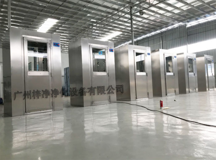 全不銹鋼風(fēng)淋室的設(shè)計使用壽命可達10年以上。