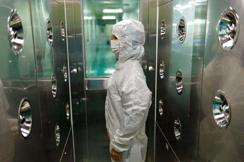 操作人員對(duì)風(fēng)淋室的正確使用也是影響凈化效果的重要因素。 操作人員對(duì)風(fēng)淋室的正確使用也是影響凈化效果的重要因素。