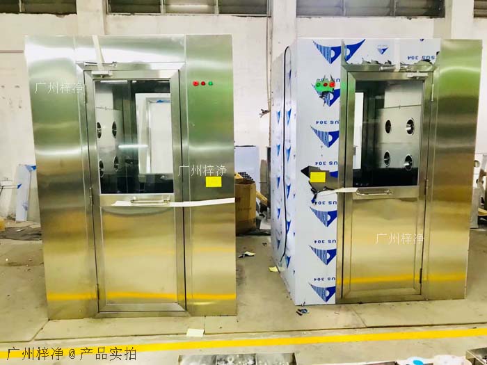 風(fēng)淋室安裝地面應(yīng)平整、堅(jiān)實(shí)，無油污、水漬等。