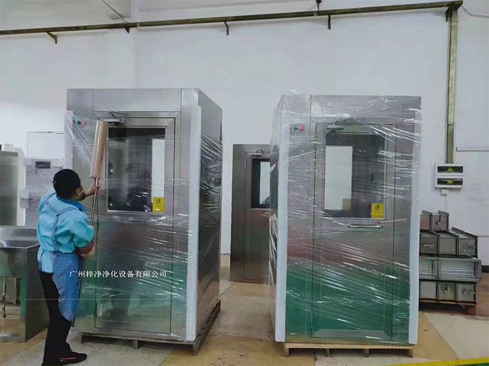 風(fēng)淋室在運(yùn)輸前，應(yīng)對(duì)風(fēng)淋室進(jìn)行徹底的清潔，并確保內(nèi)部干燥