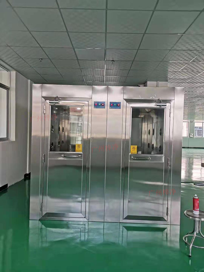 風(fēng)淋室的位置應(yīng)便于人員、物料進(jìn)出,減少不必要的走動(dòng)。 風(fēng)淋室的位置應(yīng)便于人員、物料進(jìn)出,減少不必要的走動(dòng)。