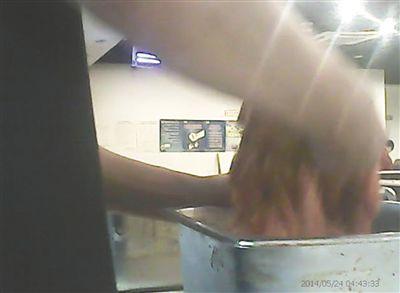 在開餐前，烤肉店一名員工正徒手?jǐn)嚢枞馄?
