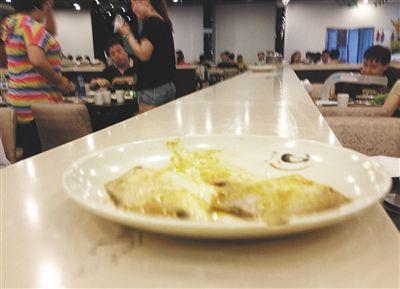 客人剩下的魚，被擺在一旁的石臺(tái)上，它們隨后被送往后廚，繞一圈后再次出現(xiàn)在餐臺(tái)。
