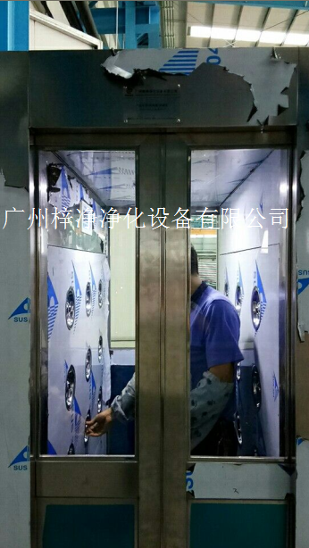 全不銹鋼風淋室正在使用 全不銹鋼風淋室正在使用